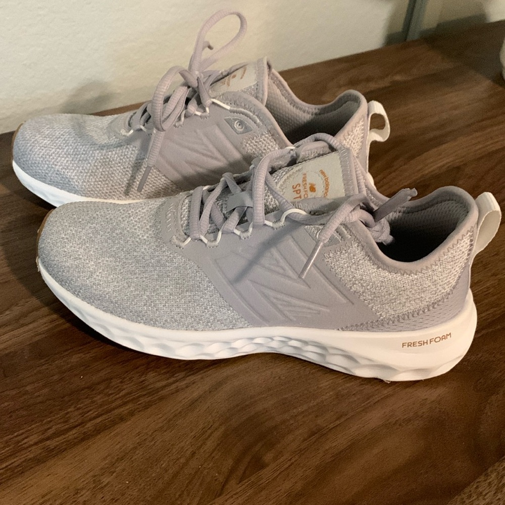 New Balance Women's Fresh Foam SPT V4 Running Shoe, Size 7W Color Raincloud/Gum